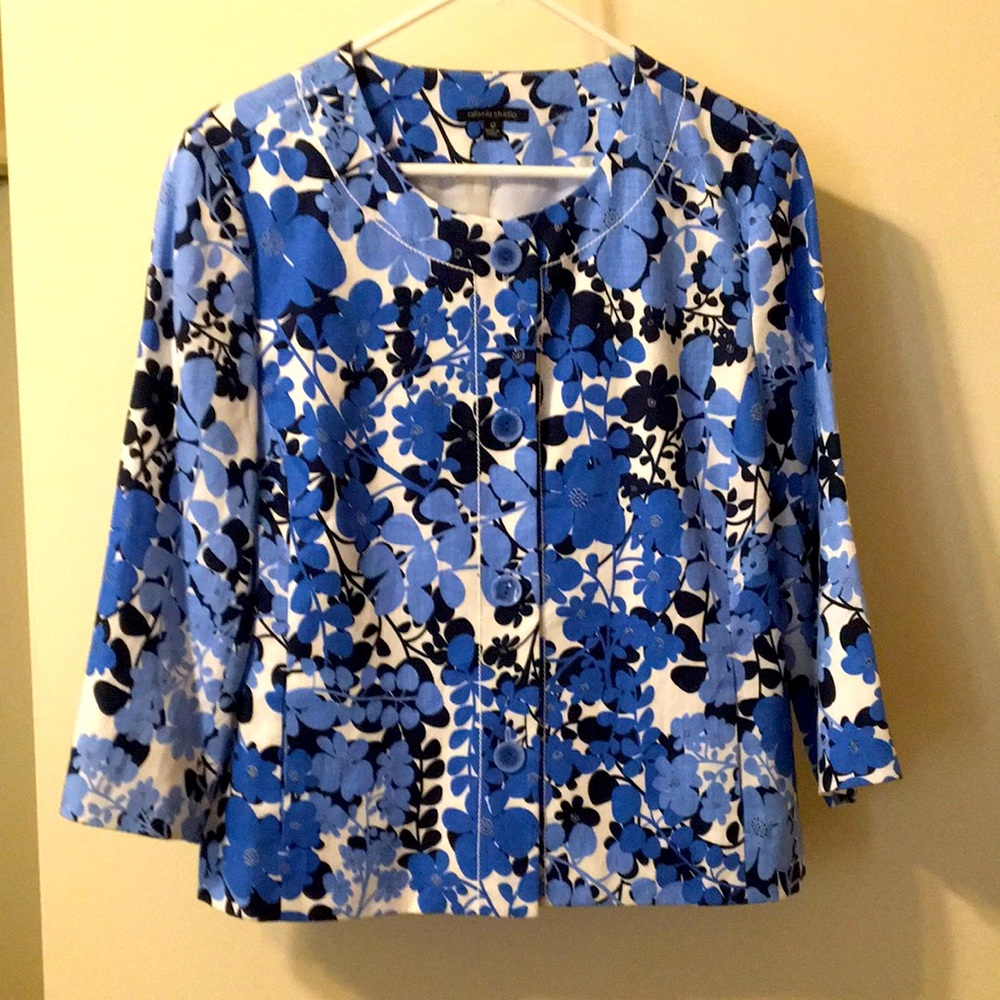 Short Jacket. Floral. Button down.